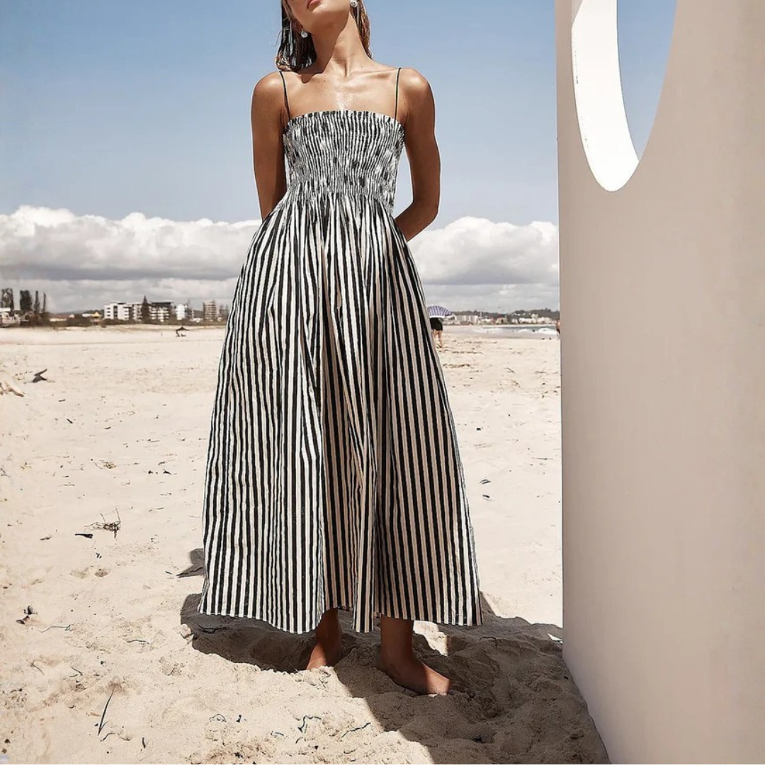Robe rayée noir et blanc portée de face, longueur midi visible