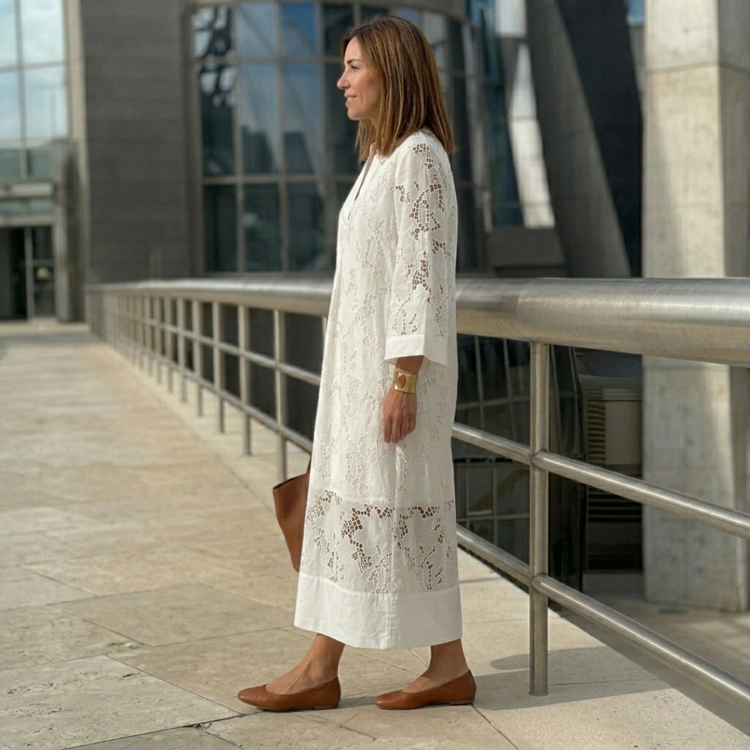 Robe femme longue blanche à broderies, silhouette complète de face en plein air