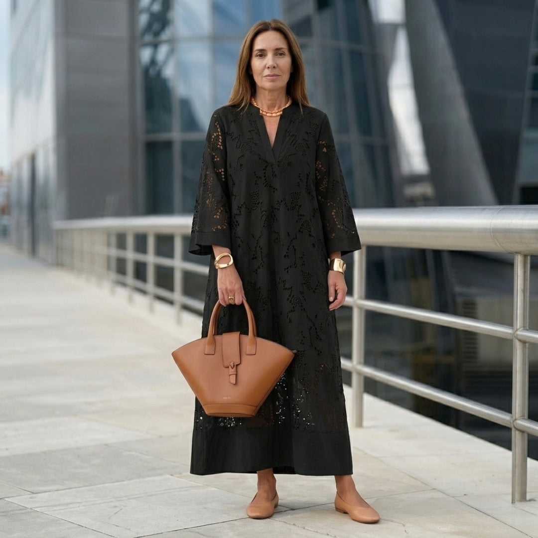 Robe midi broderie anglaise noire manches longues, portrait femme souriant en extérieur