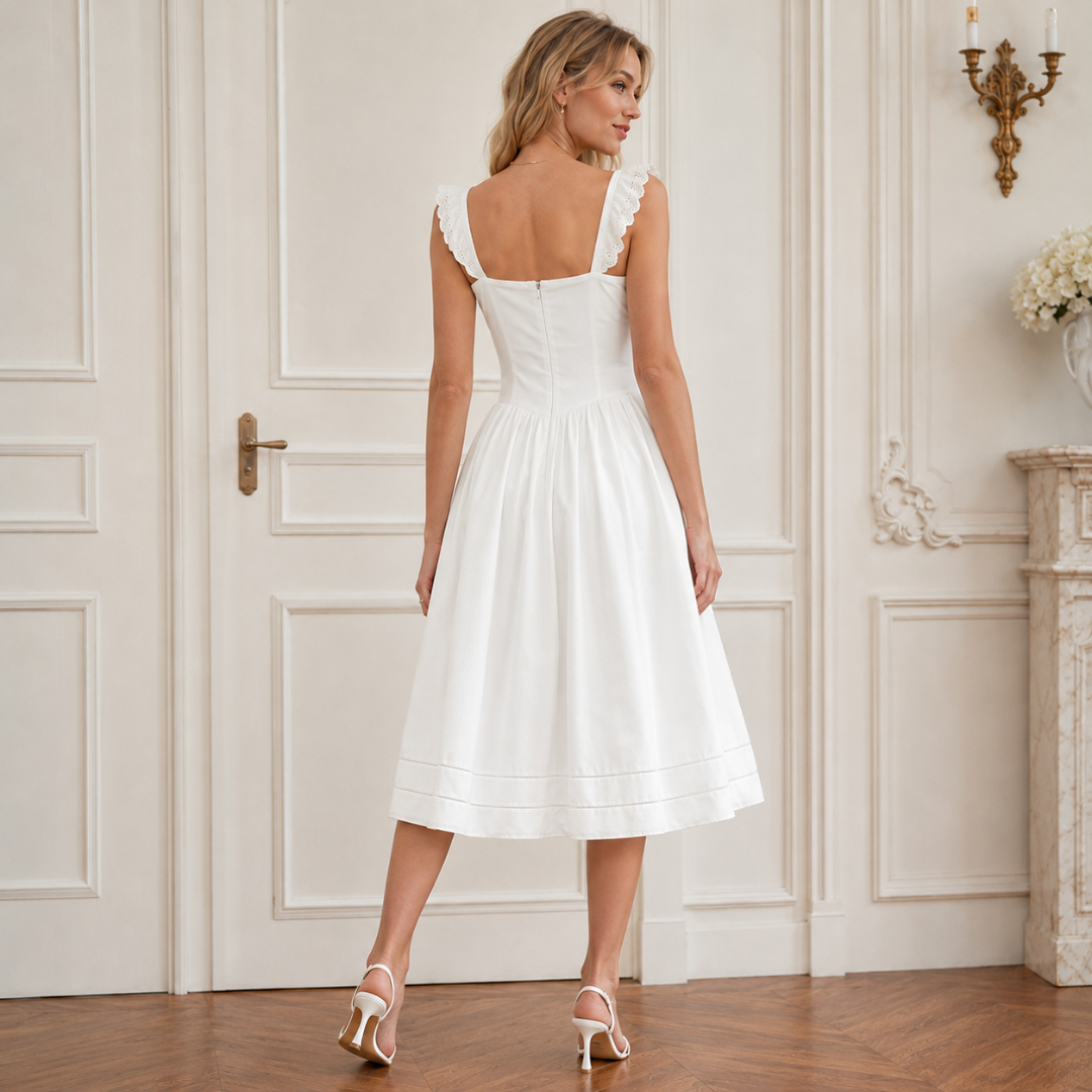 Dos de la robe midi blanche avec bretelles festonnées et dos carré