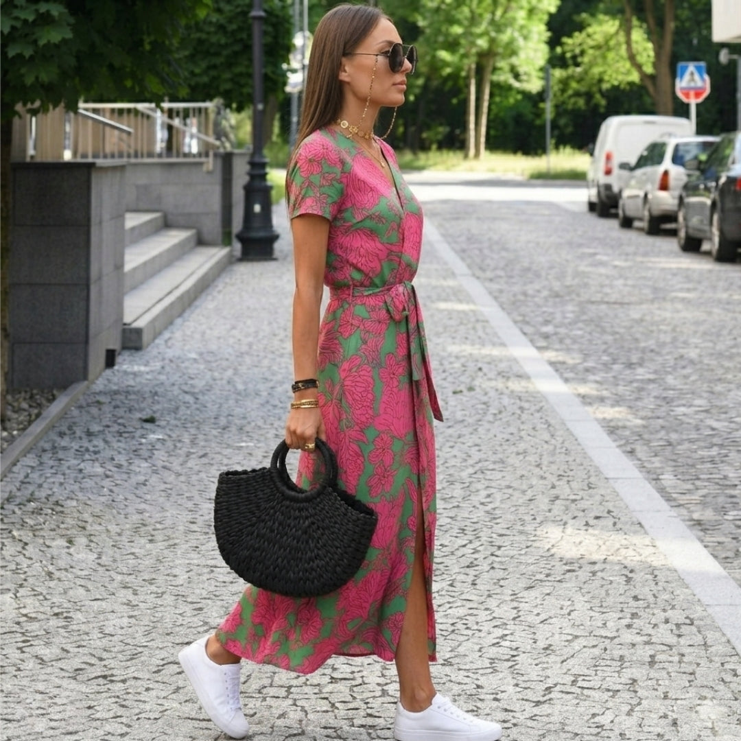 Robe floral rose femme, détail fente avant et jupe midi en mouvement