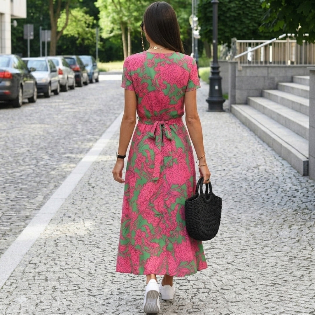 Robe femme imprimé tropical rose, silhouette complète vue de dos en extérieur