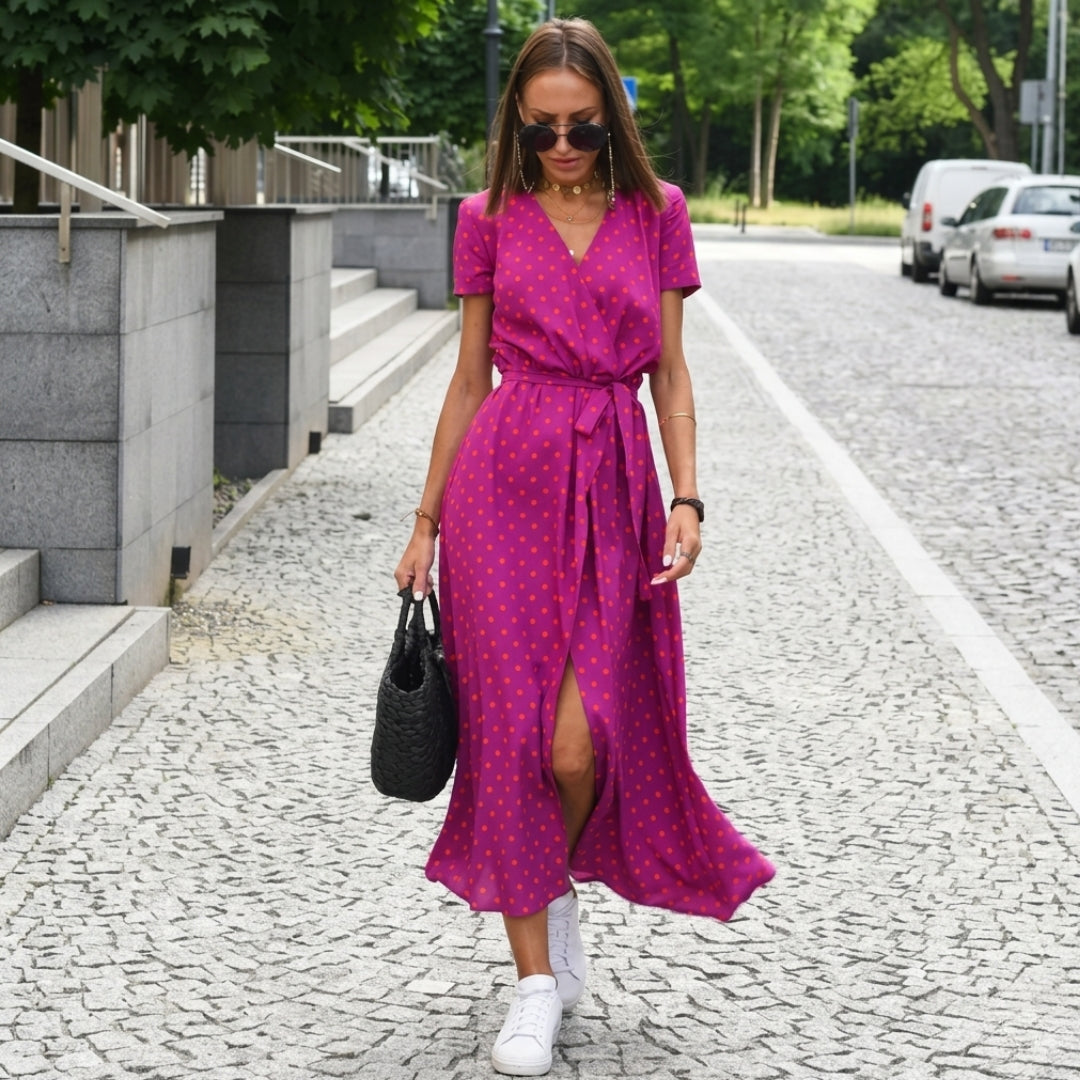 Robe midi femme rose à fleurs, style estival avec sac noir, vue côté