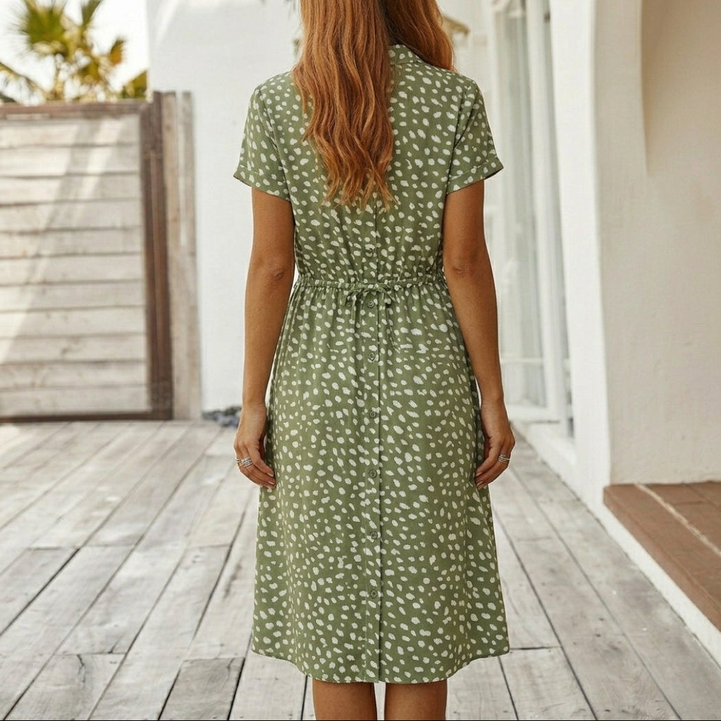 Robe femme verte fleurie coupe midi portée en balade vue de face entière