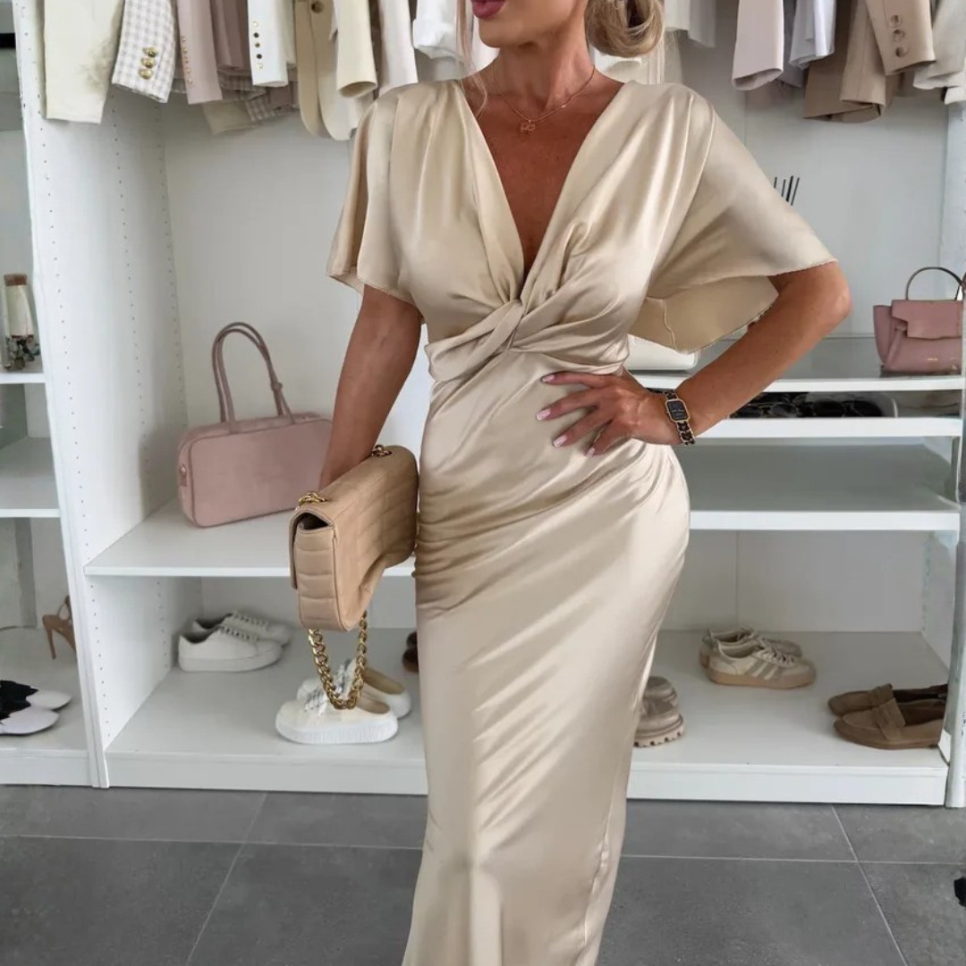 Robe Stella beige portée avec sandales dorées, silhouette complète