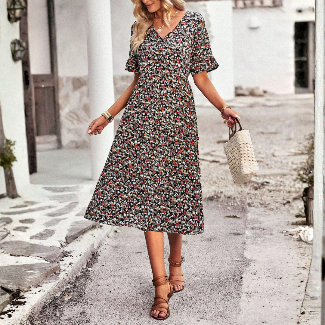 Robe midi noire fleurie, silhouette entière, coupe évasée et fente