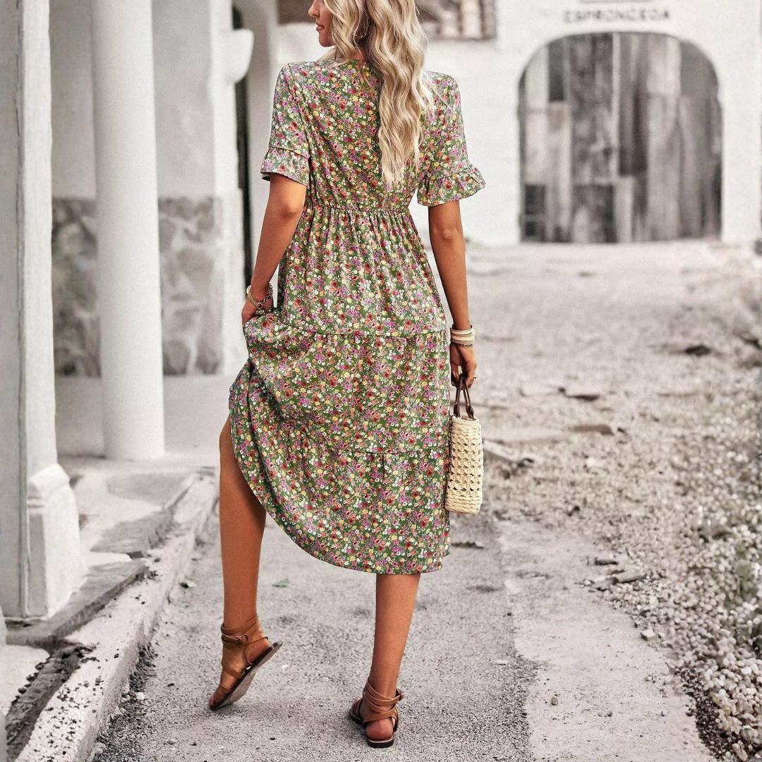 Robe fleurie coloris vert, manches volantées, tenue décontractée d'été