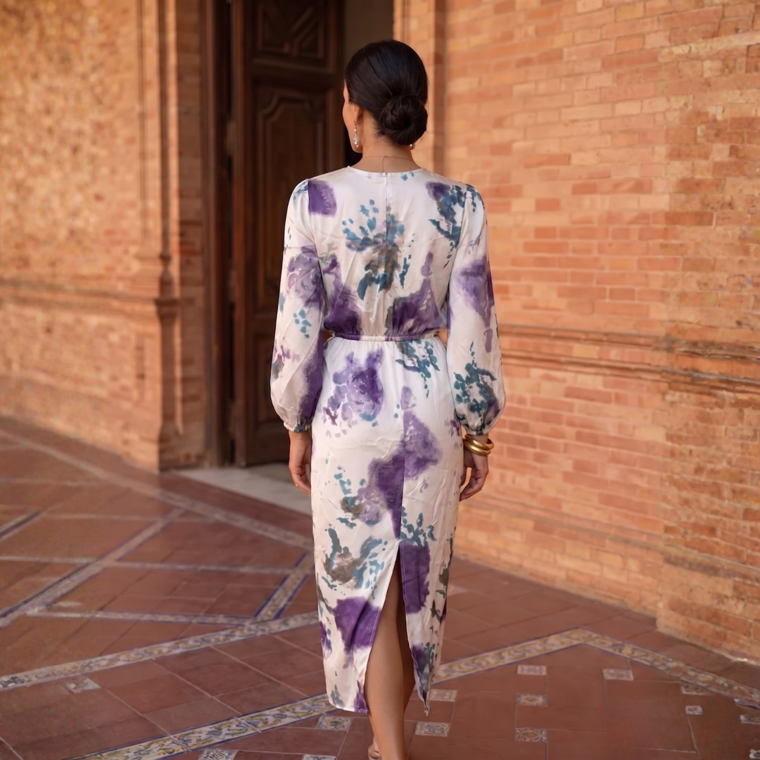 Robe Valeria imprimé floral violet, vue de dos révélant la coupe midi et la fente