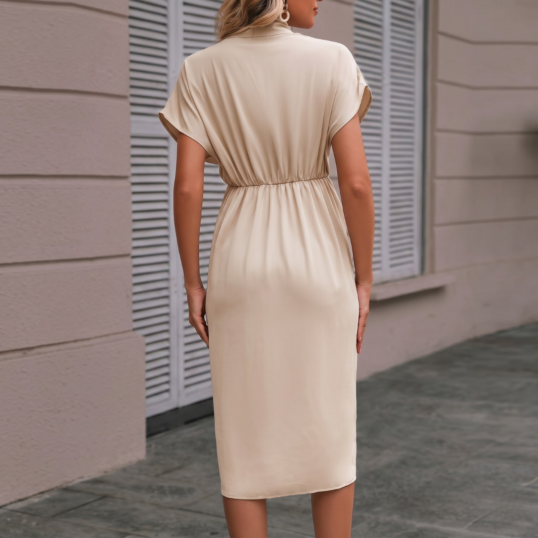 Robe torsadée beige, détail drapé et ourlet enveloppant