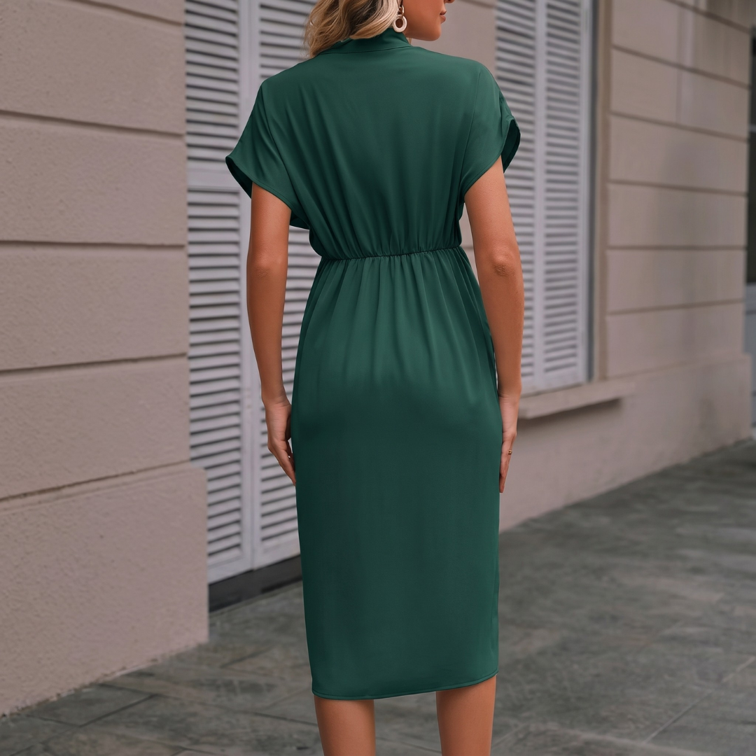 Robe torsadée vert foncé, détail col en V et taille