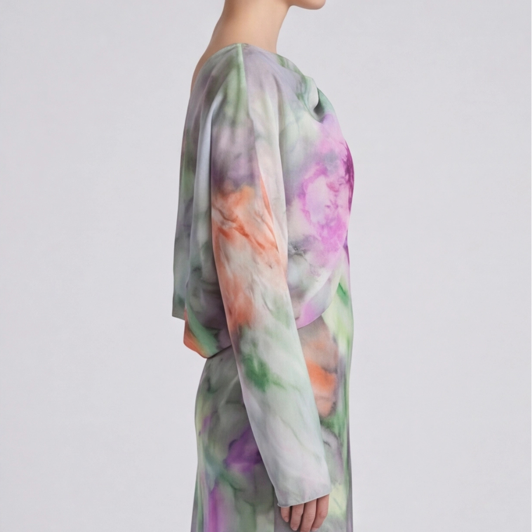 Robe Adèle imprimé aquarelle, détail du nœud frontal et tombé du tissu