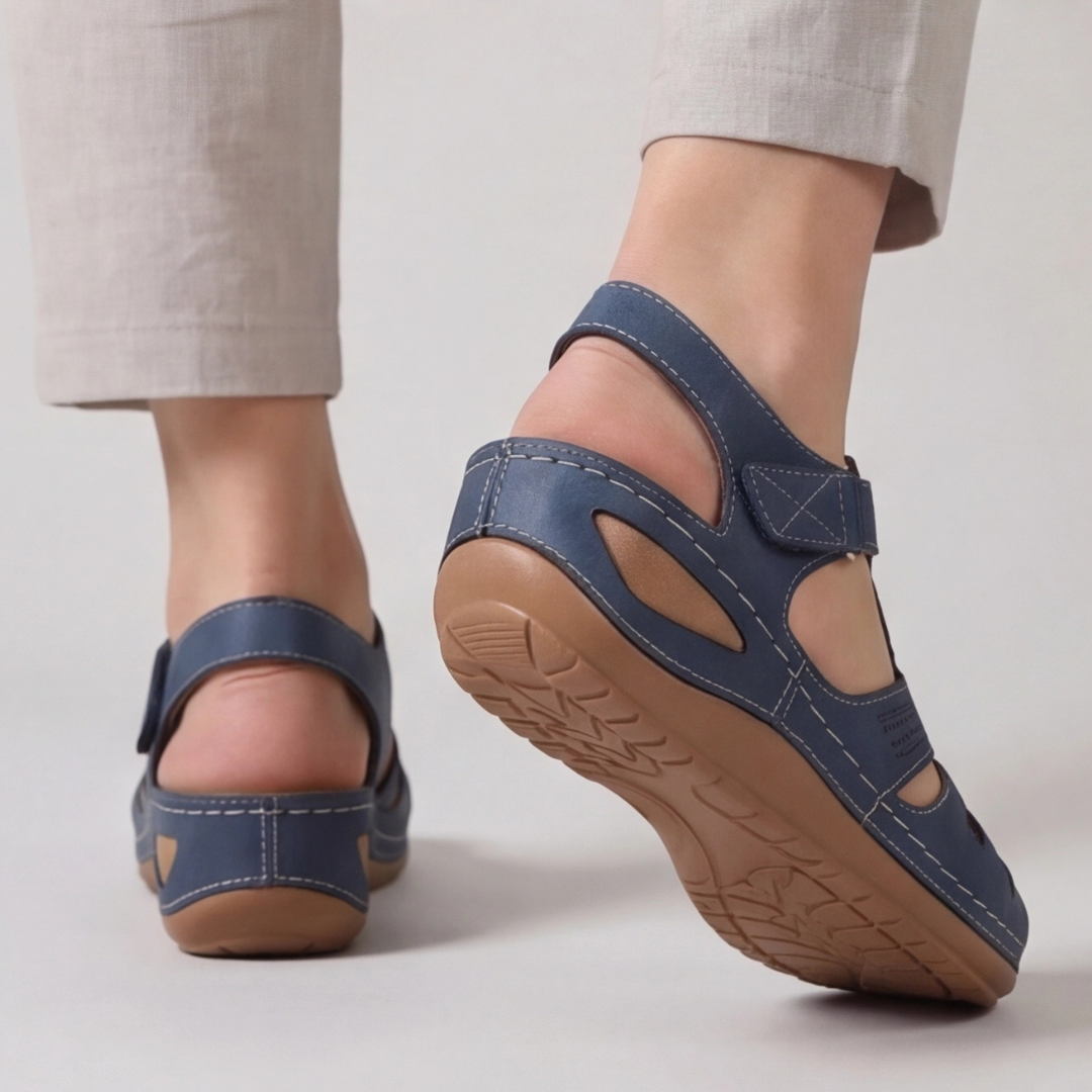 Paire de sandales bleues compensées, vue de dessus sur modèle