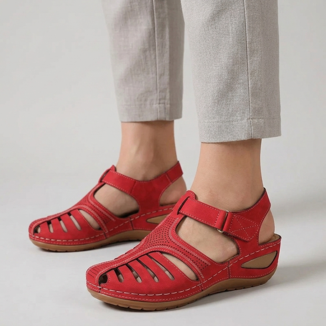 Sandales compensées bout fermé coloris rouge, vue latérale sur modèle