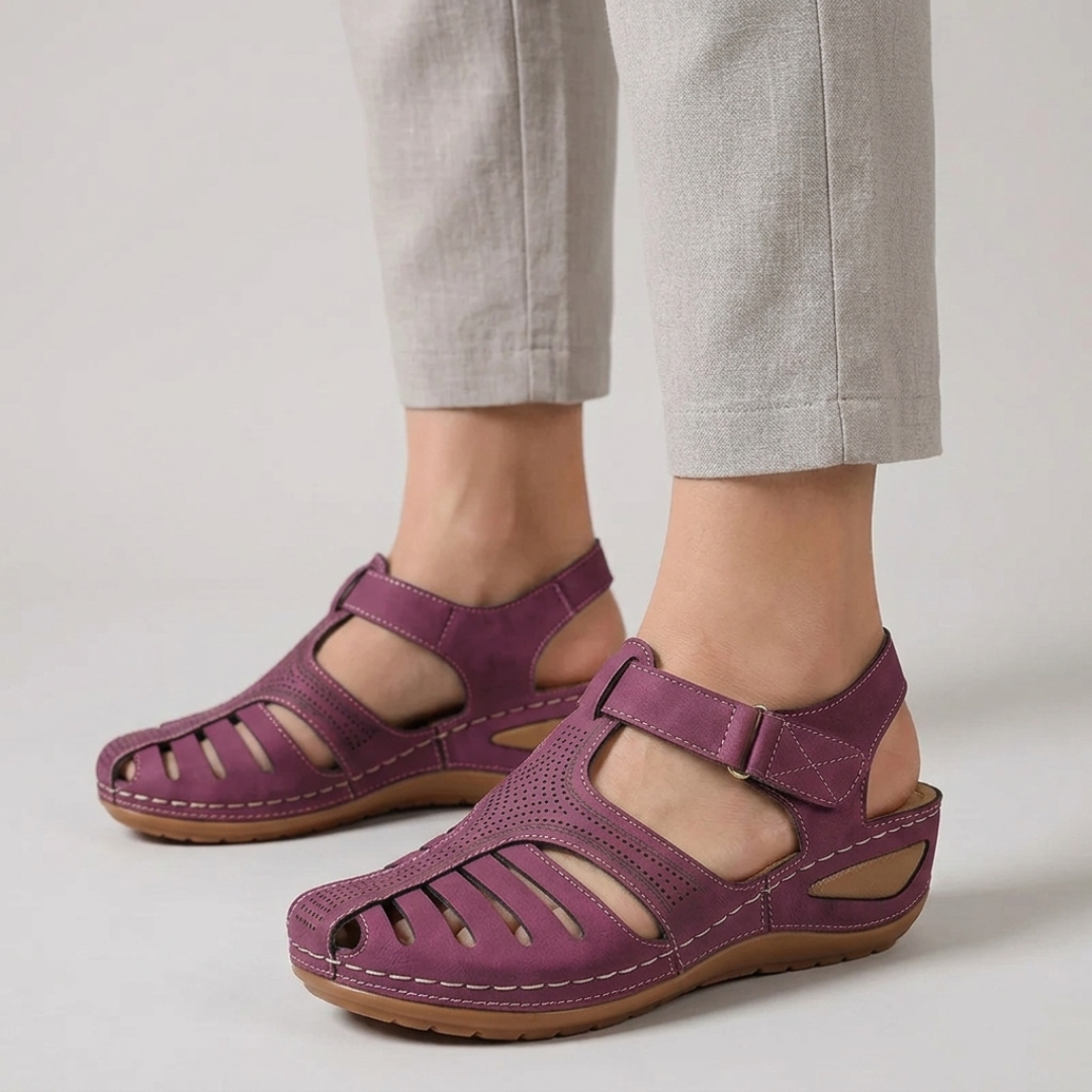 Sandales Elena violettes, vue de profil portées avec pantalon clair