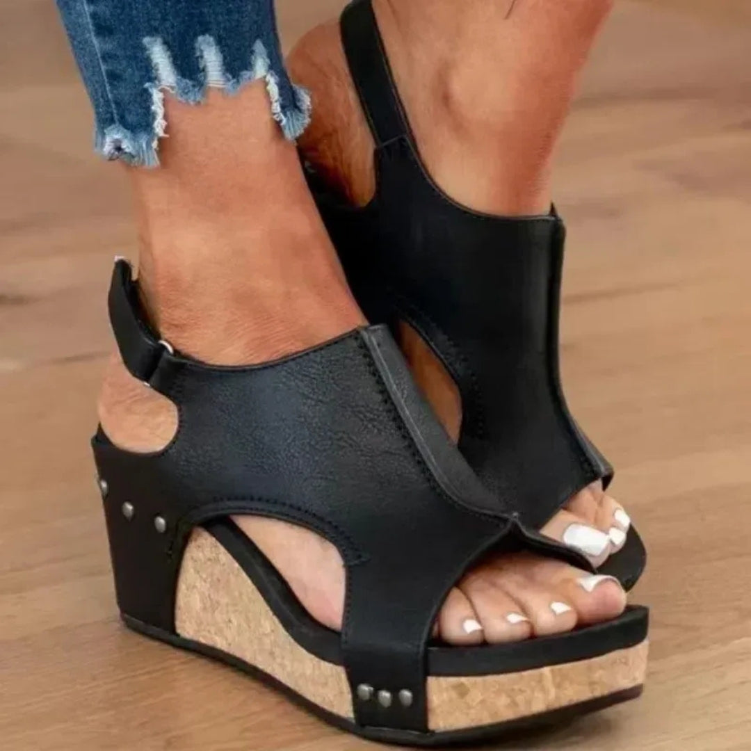 Sandales compensées noires avec lanières découpées, profil latéral