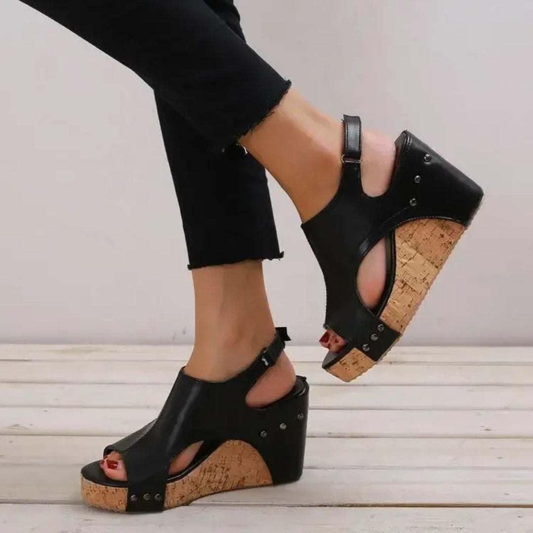 Sandales compensées noires avec boucle, vue du dessus en paire