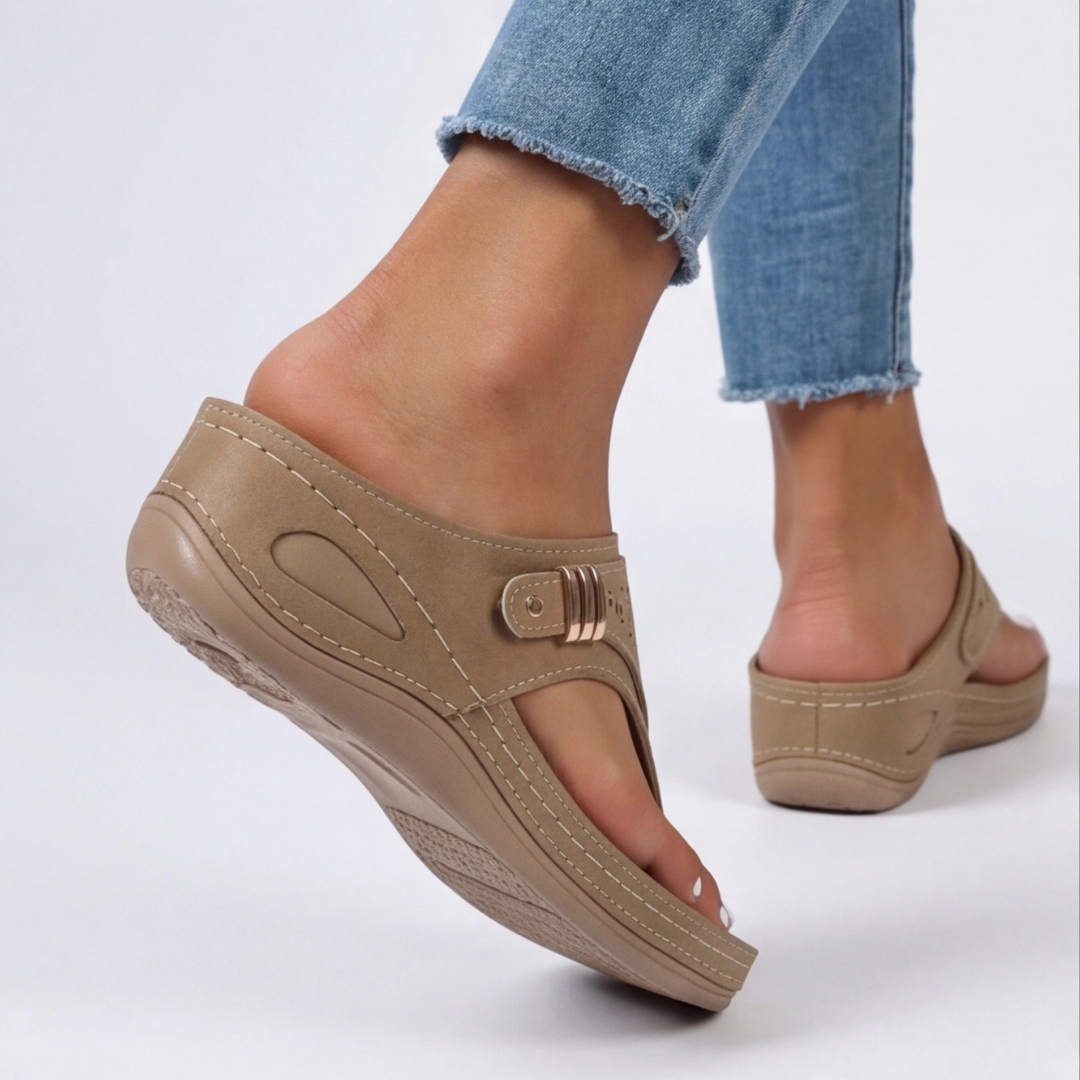 Sandales beige portées de profil, bride arrière ouverte et semelle épaisse visible
