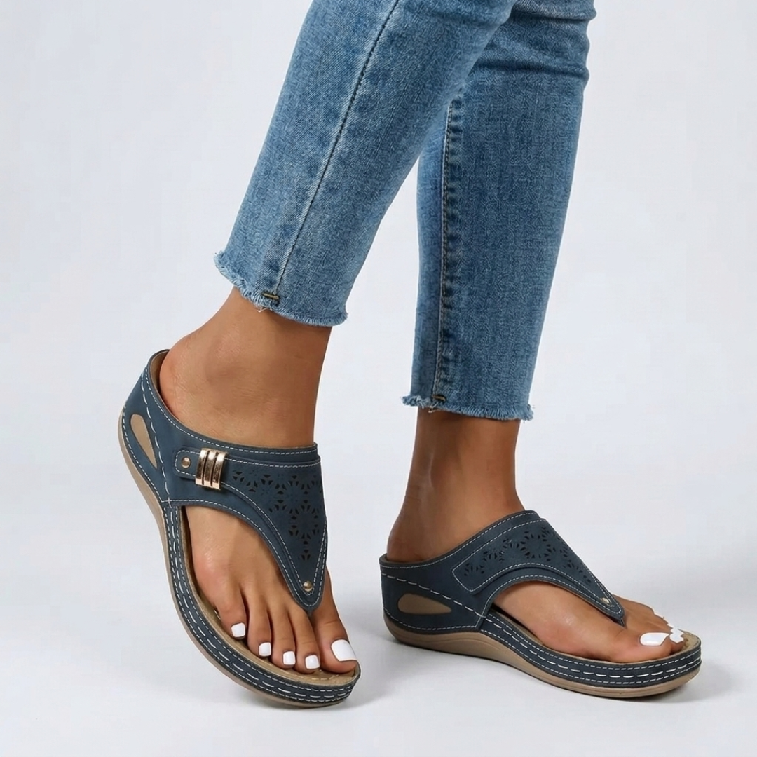 Sandales bleu compensées portées avec jean, vue en angle côté extérieur