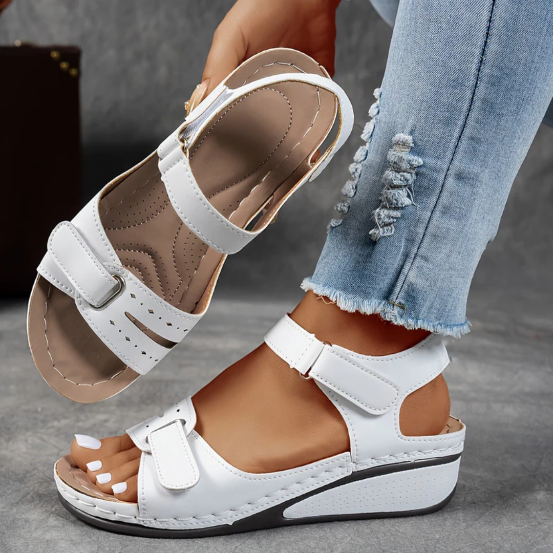 Sandales compensées femme coloris blanc, vue de côté
