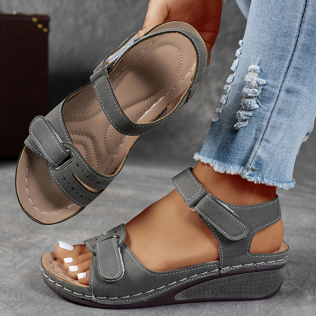 Sandales compensées femme coloris gris portées au pied, vue latérale