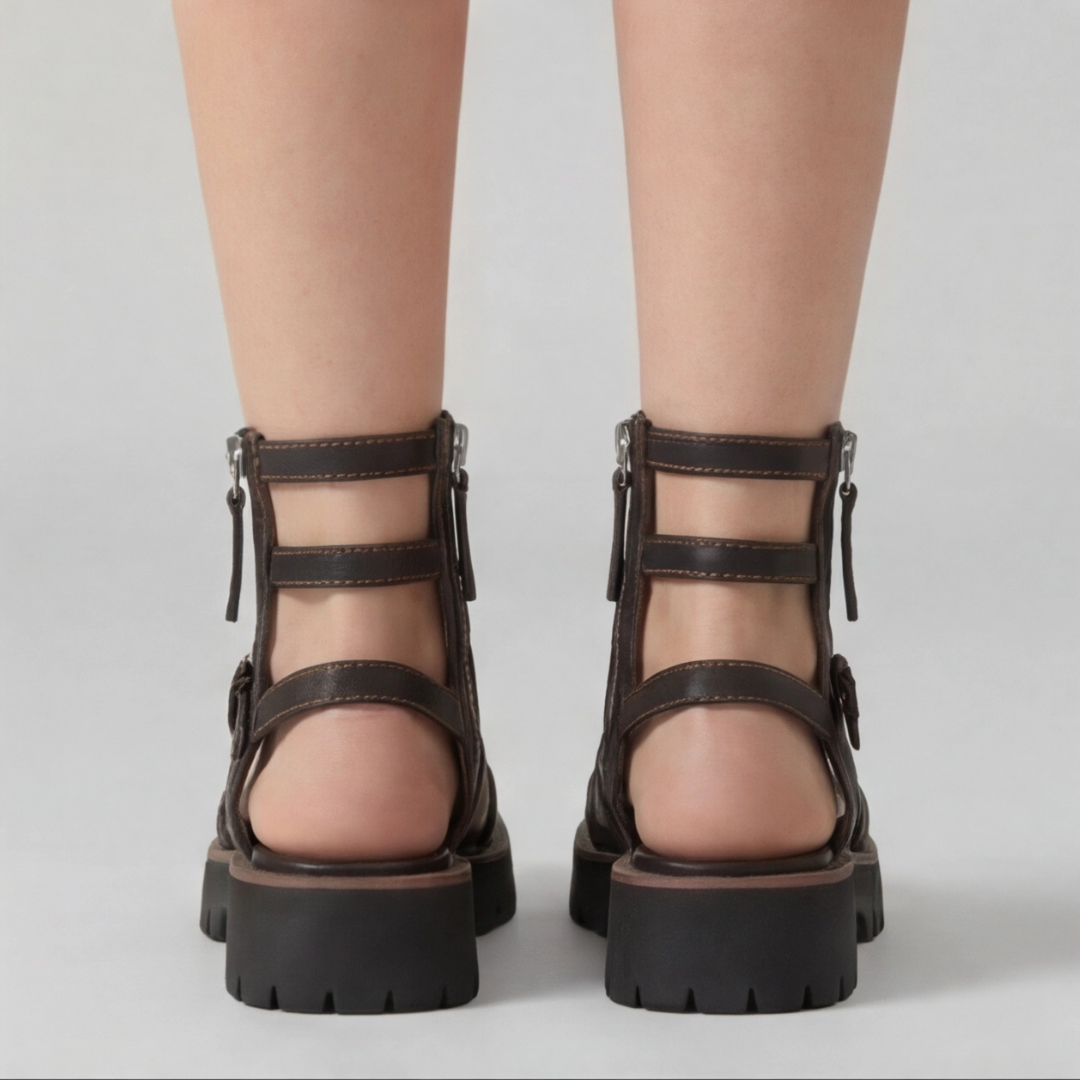 Sandales gladiateur femme noires portées, détail lanières et fermeture éclair