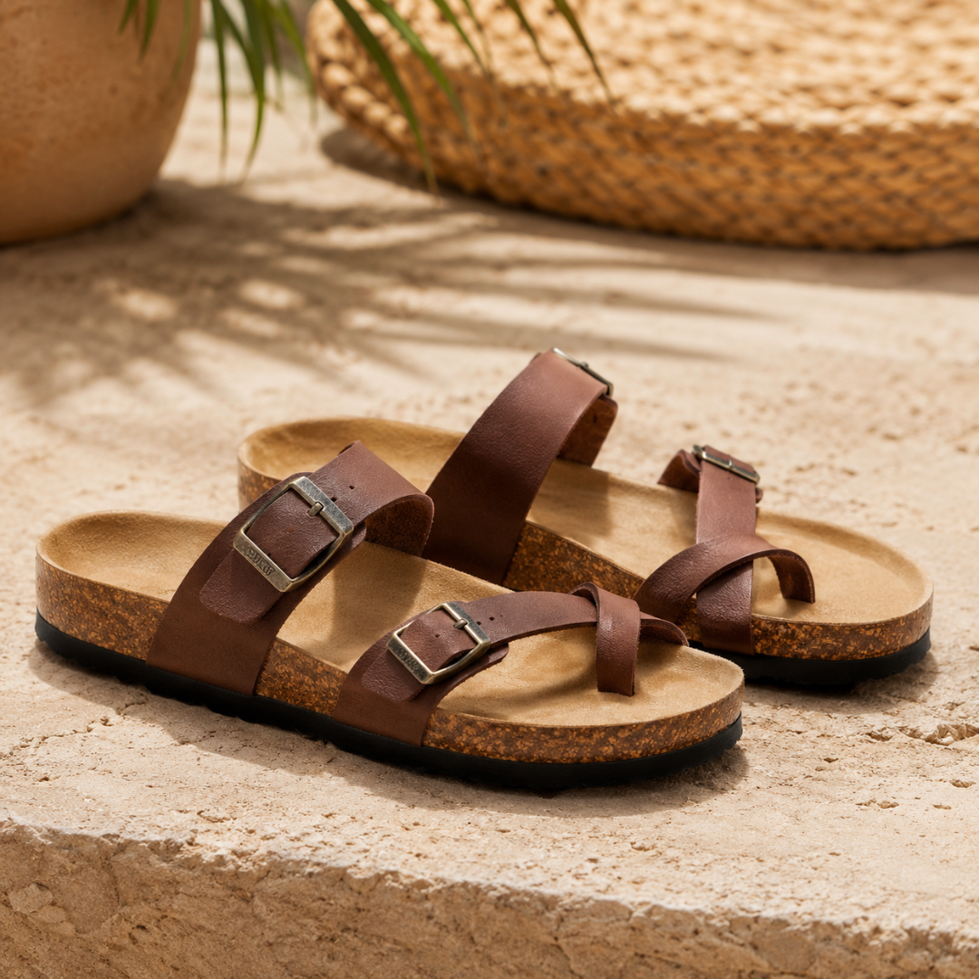 Sandales femme marron à boucles, semelle contourée éclairées par une lumière estivale