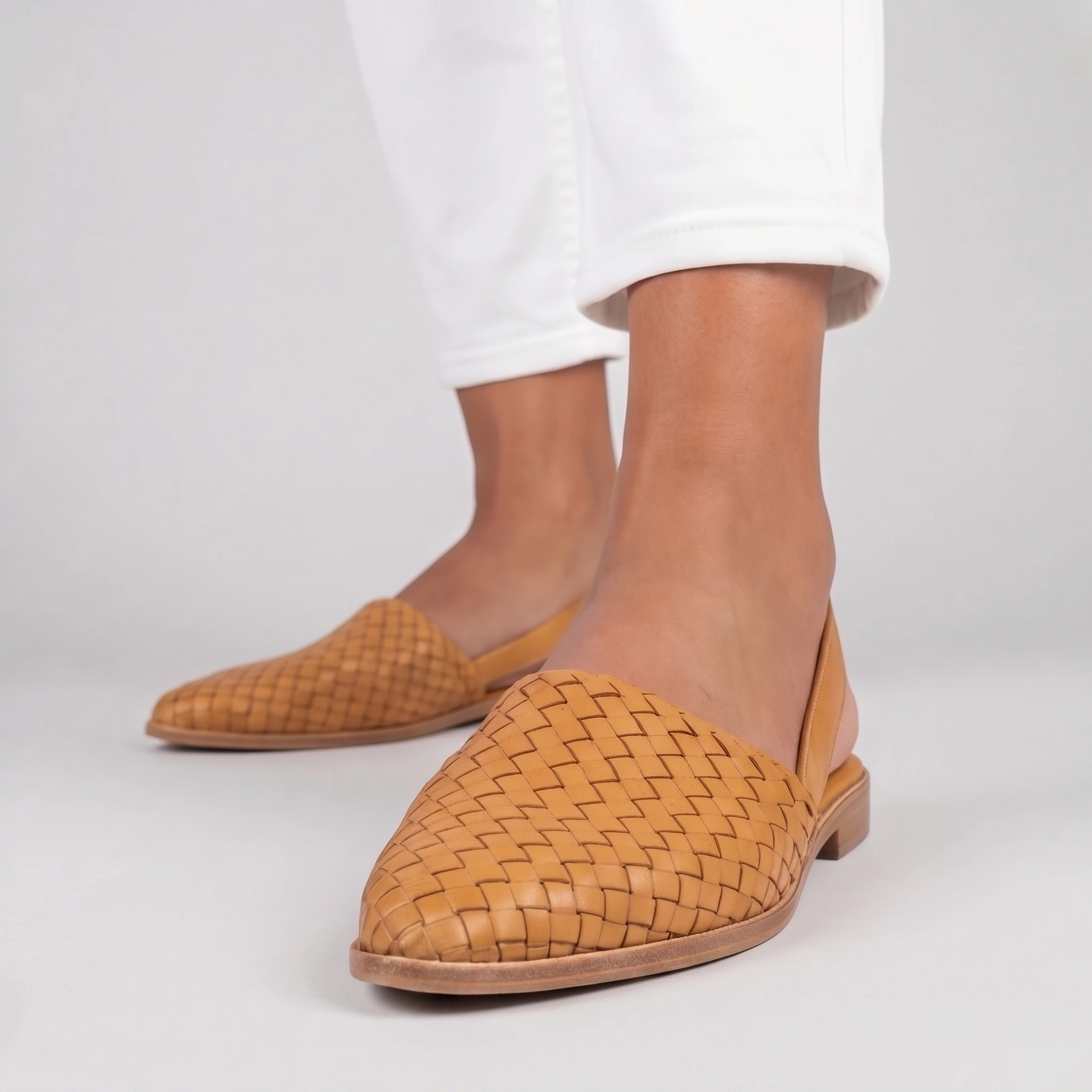 Sandales plates tressées femme abricot vue rapprochée bout pointu semelle claire