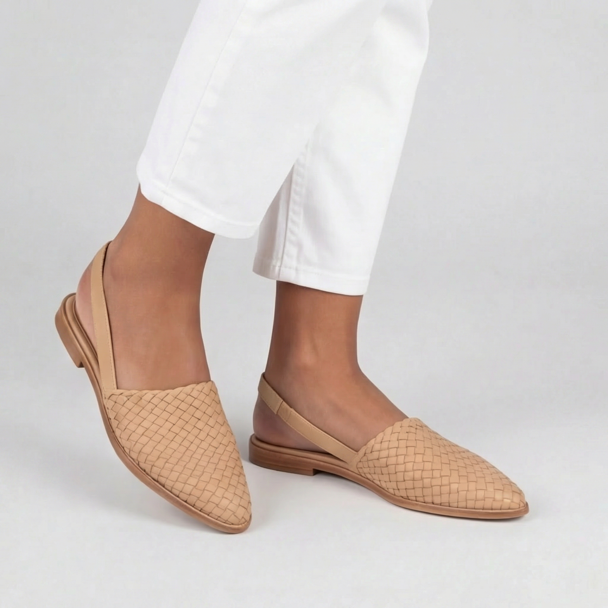 Sandales plates tressées femme beiges vue de trois quarts bride arrière pantalon blanc