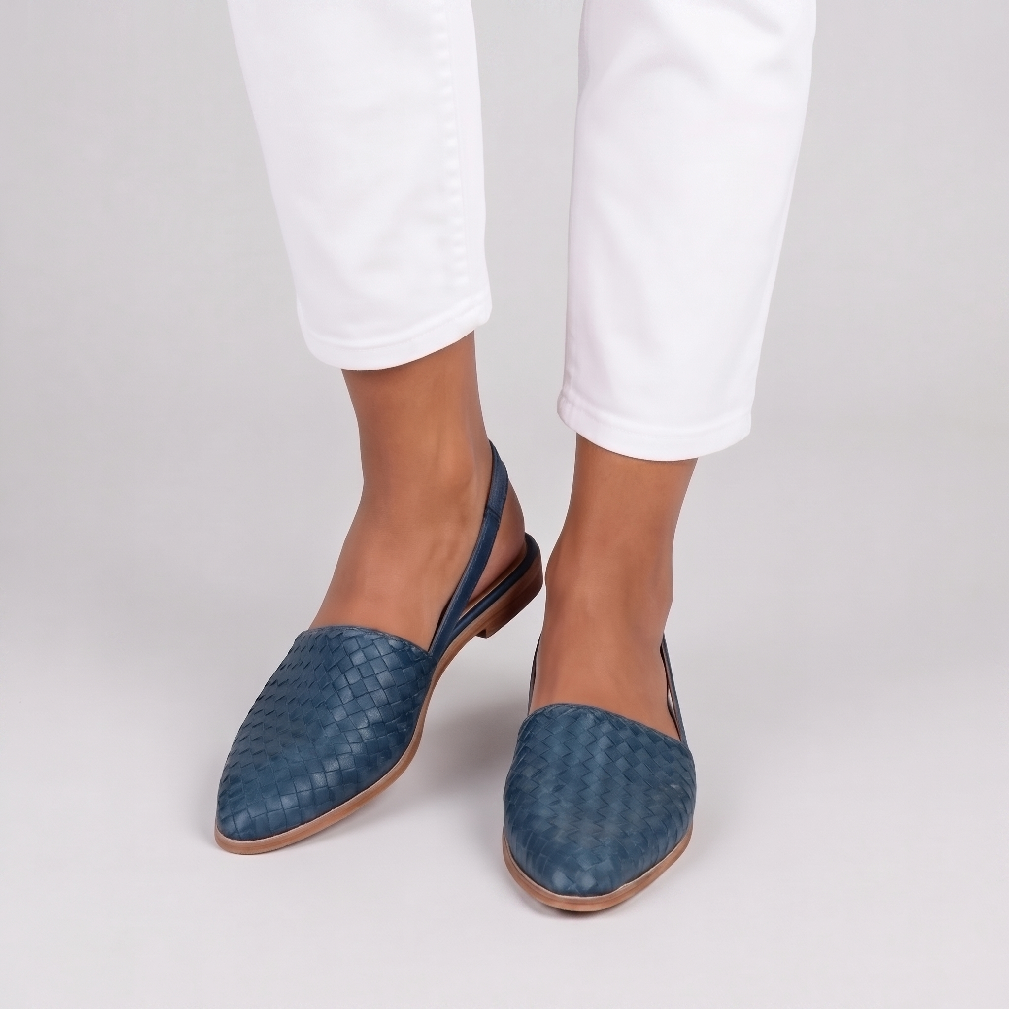 Sandales plates tressées femme bleues portées vue latérale bout pointu