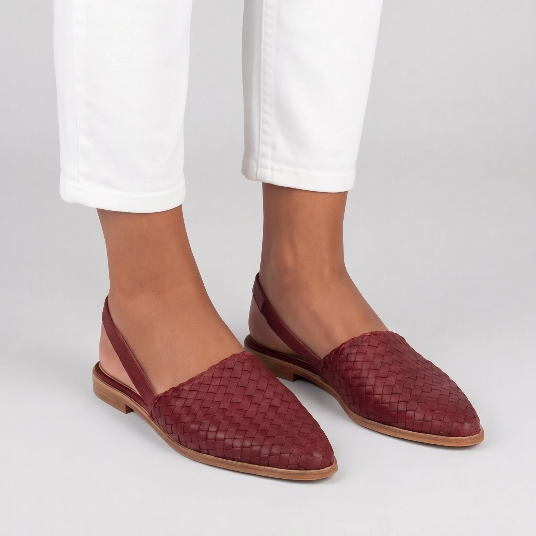 Sandales plates tressées femme bordeaux bout pointu vue de face