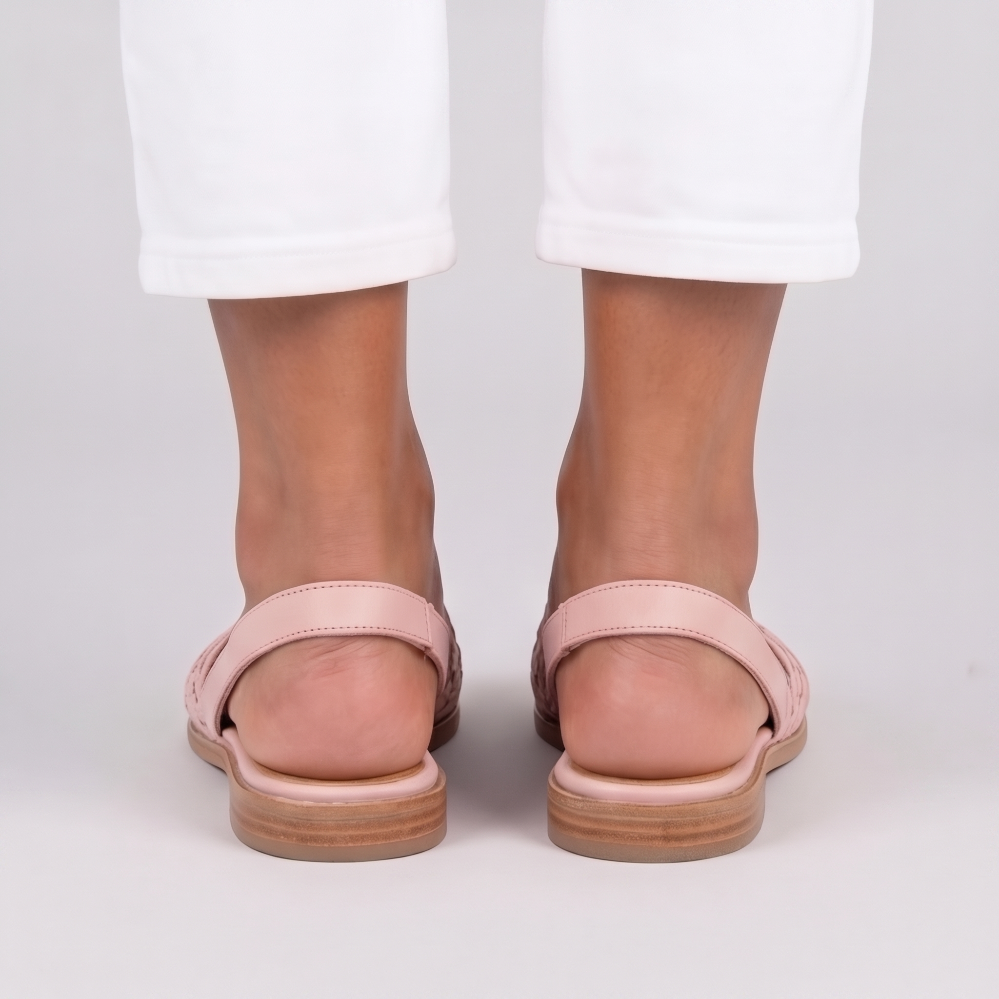 Sandales plates tressées femme roses vue arrière bride talon semelle claire