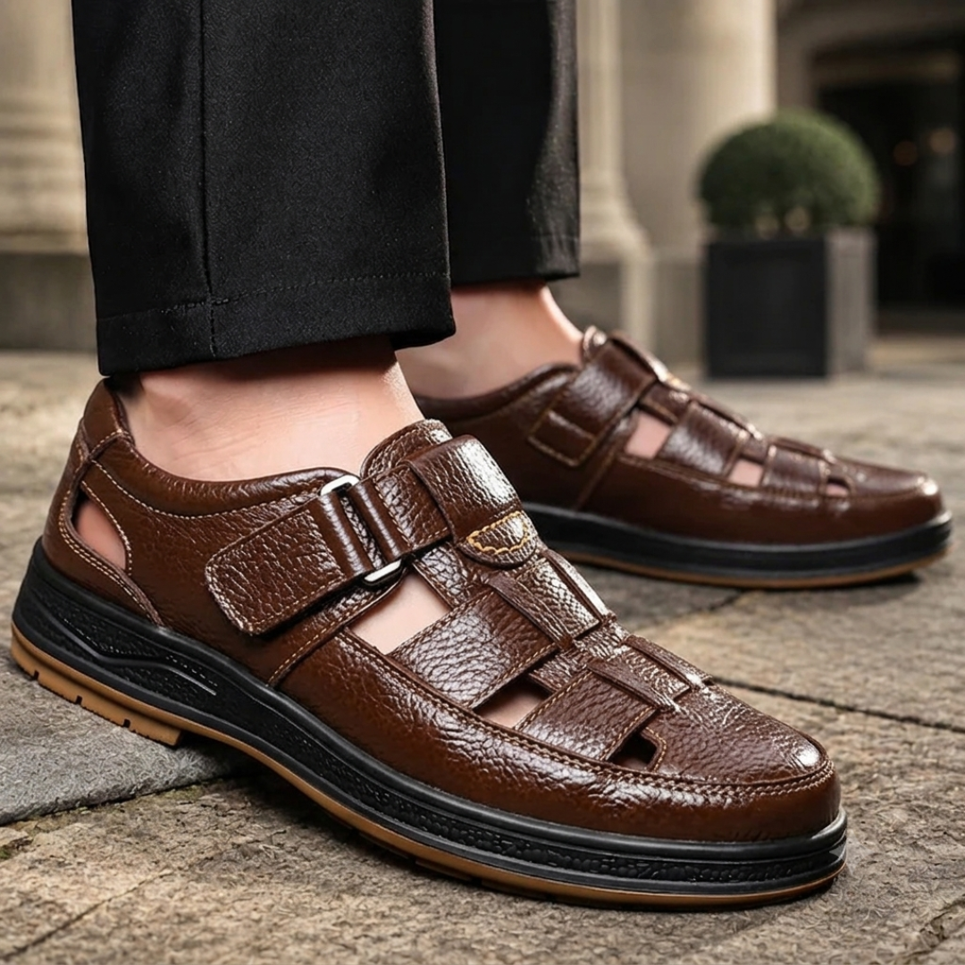 Paire de sandales homme marron posées ensemble vue de dessus