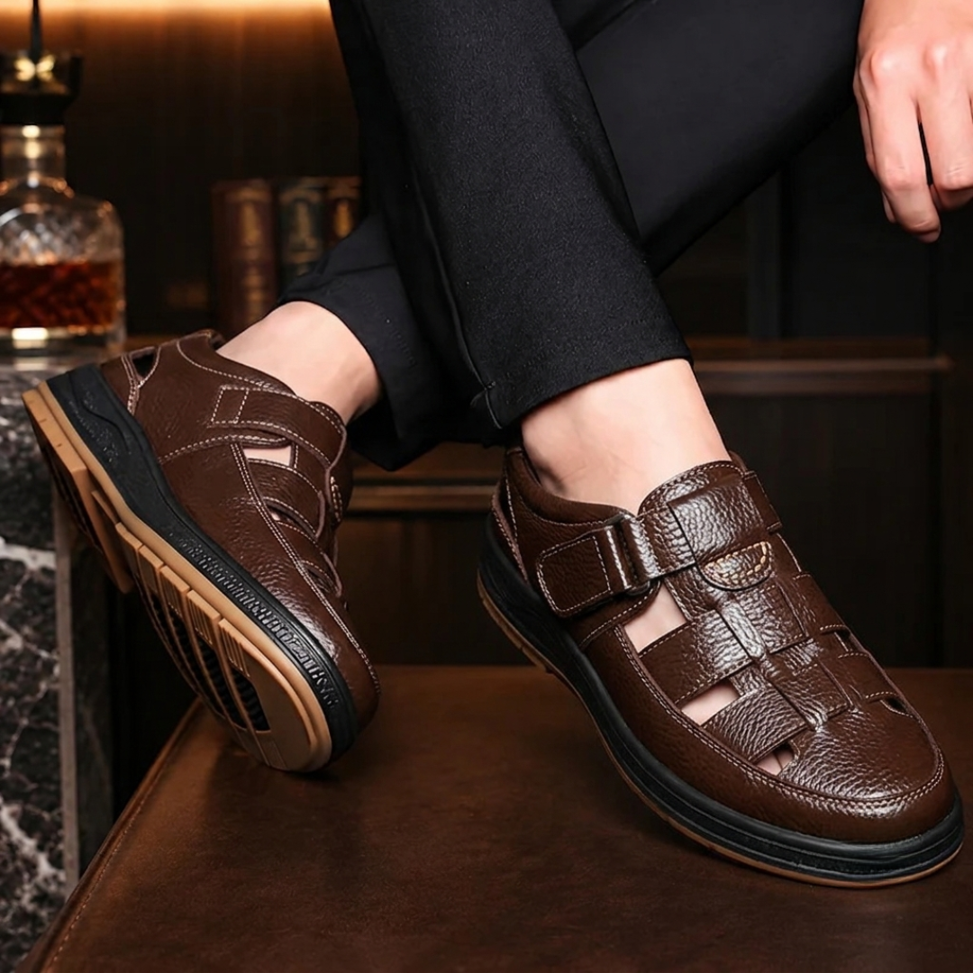 Sandales homme marron portées avec pantalon foncé vue de profil