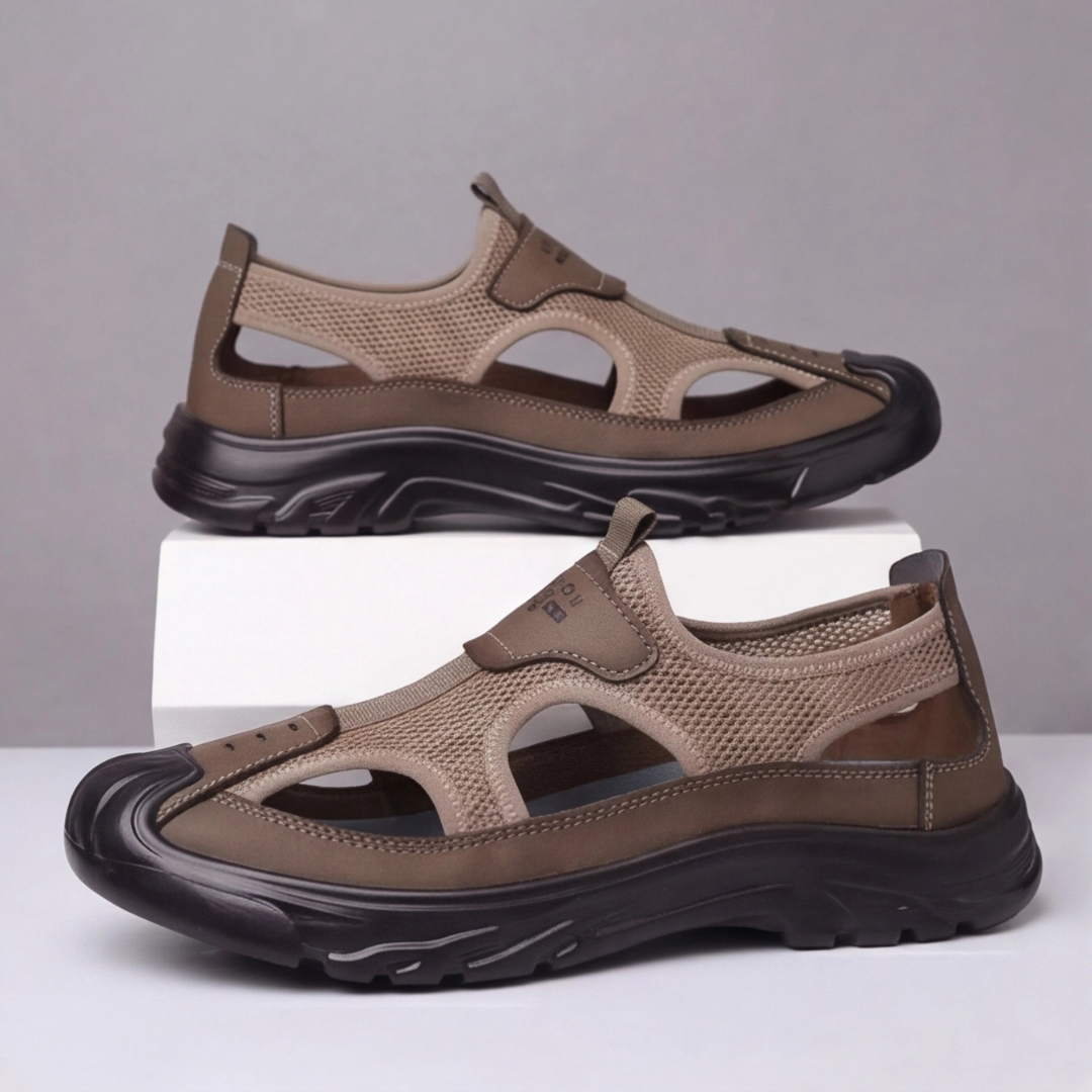 Sandales homme marron portées de trois quarts avant sur fond blanc