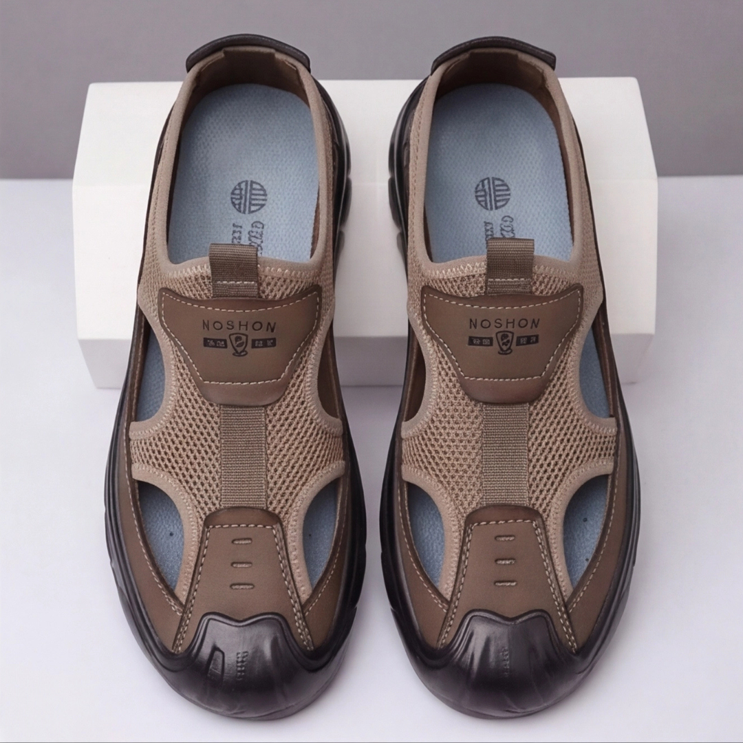 Paire de sandales homme marron vue de dessus, tige ajourée respirante