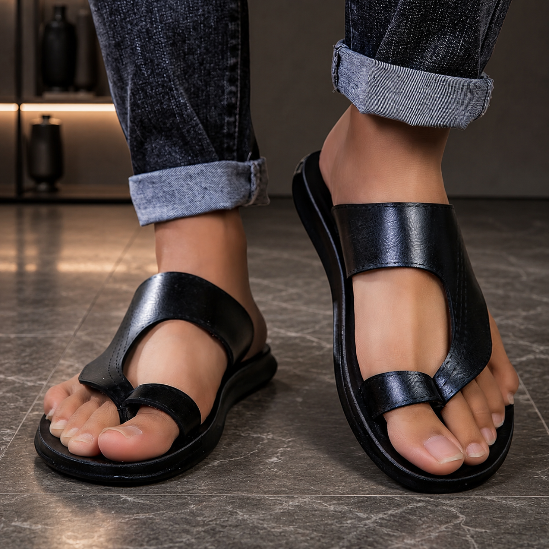 Sandale homme noire à doubles brides croisées sur le dessus du pied, jean retroussé