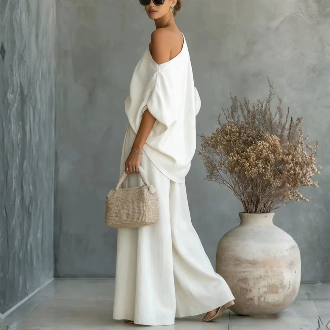 Haut oversize épaule dénudée blanc avec pantalon large, vue de profil