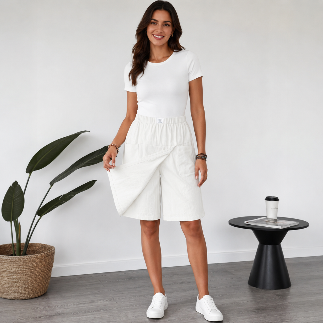 Femme portant un short bermuda blanc cassé en intérieur, ambiance lumineuse