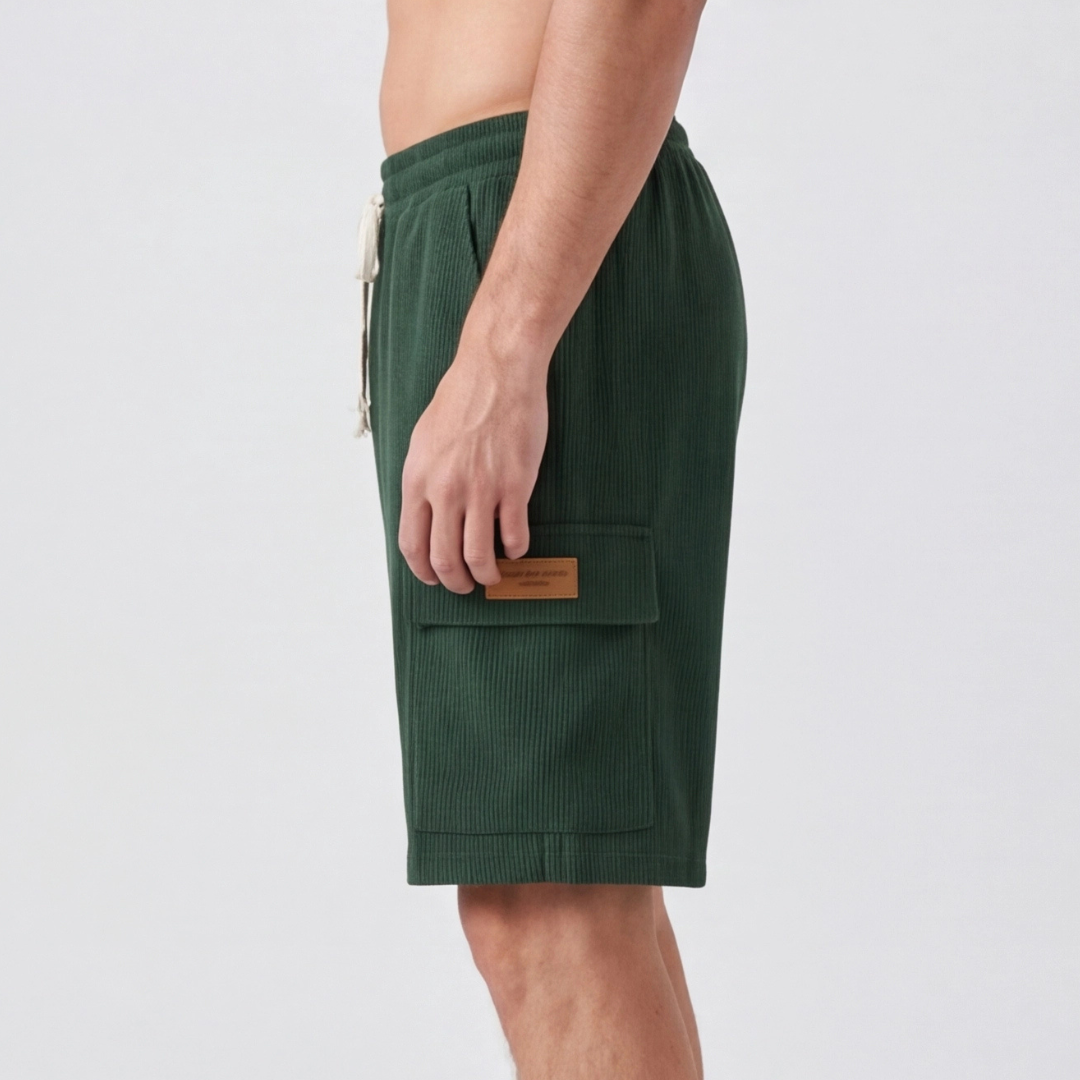 Short cargo homme vert foncé, vue de côté montrant la poche cargo