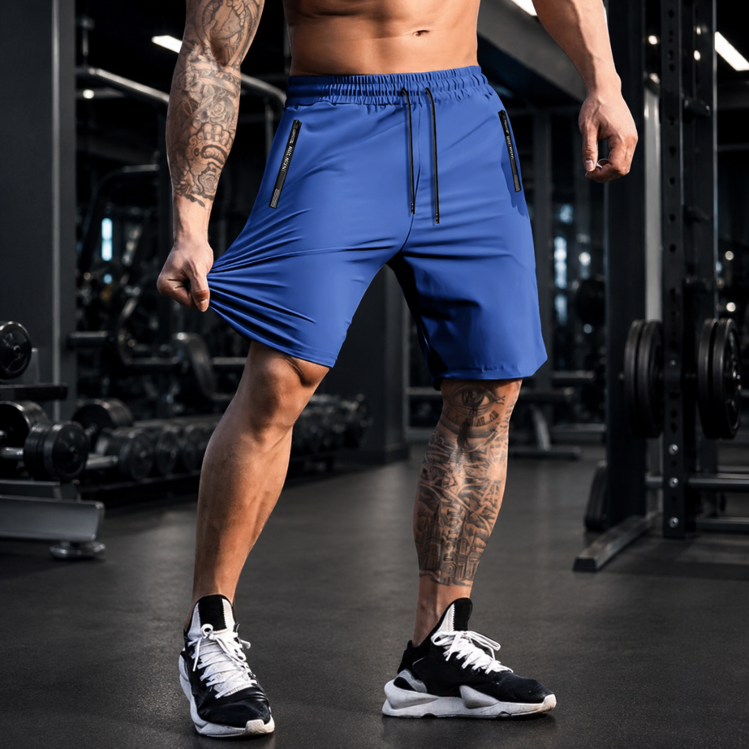 Short de sport homme bleu, vue de face en salle de musculation