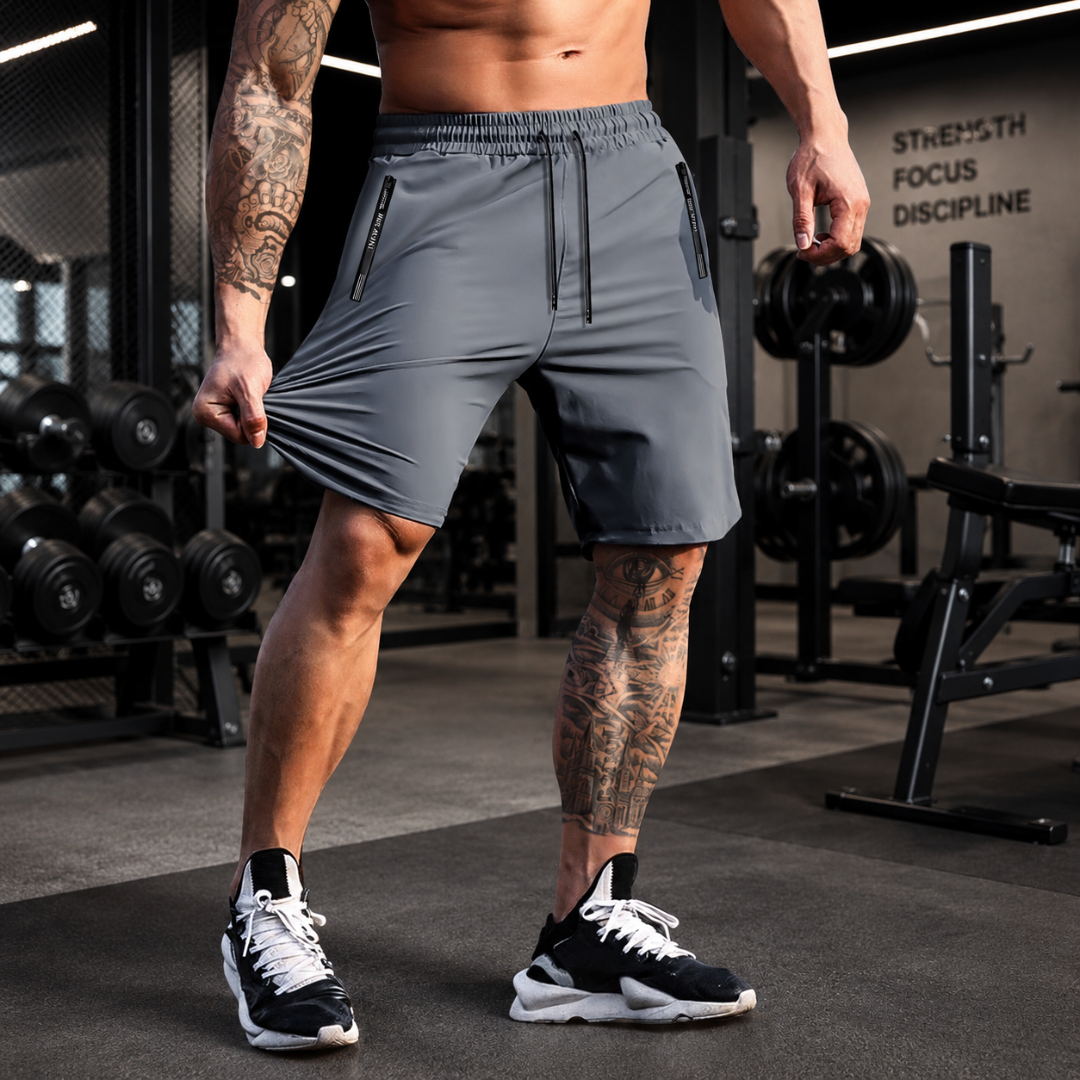 Short de sport homme gris, vue de face en environnement fitness