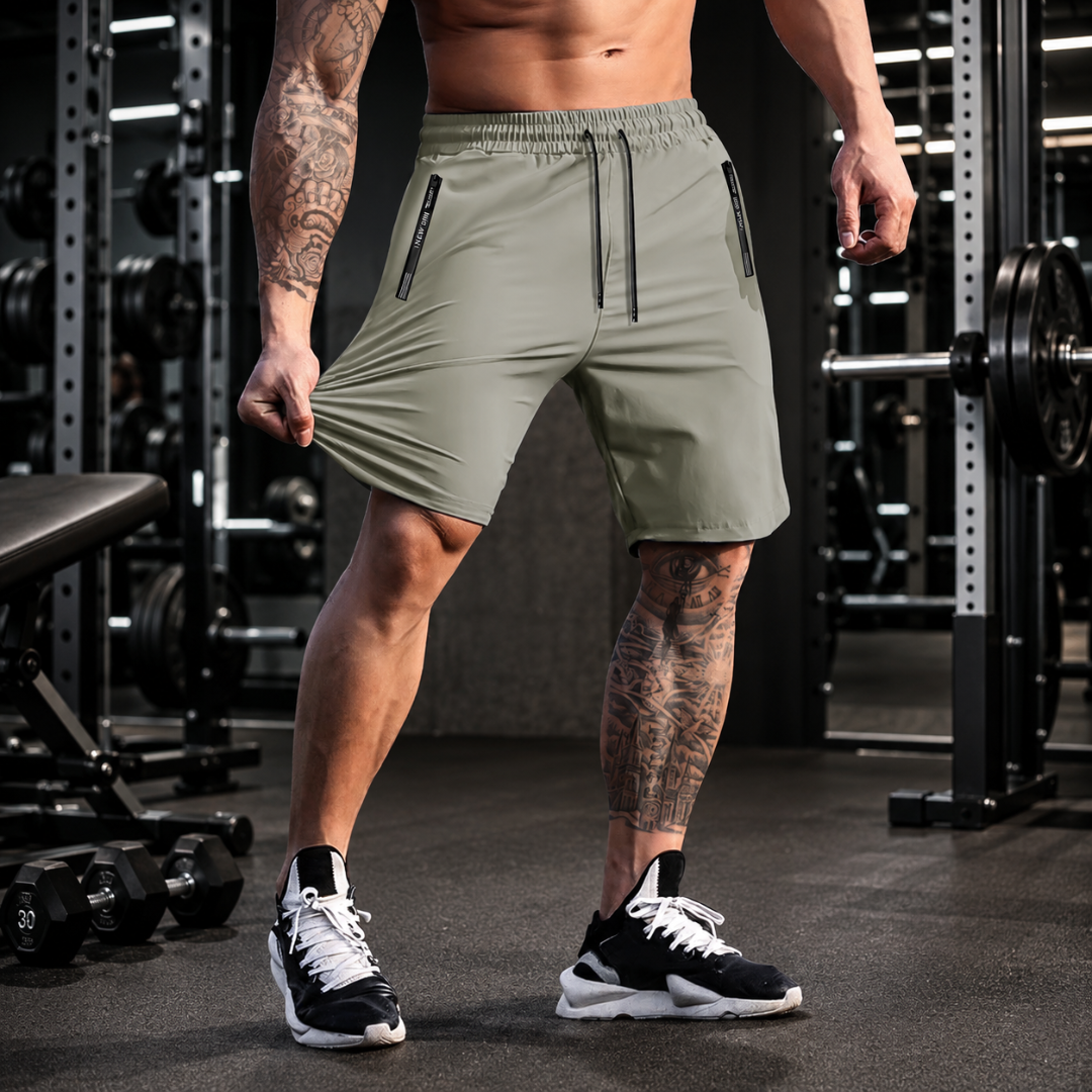 Short de sport homme vert, vue de face en salle de musculation