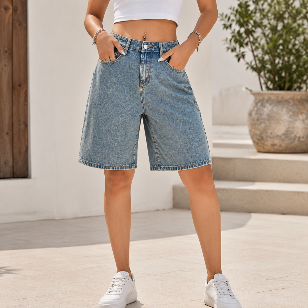 Short femme bermuda bleu délavé mains dans les poches en extérieur