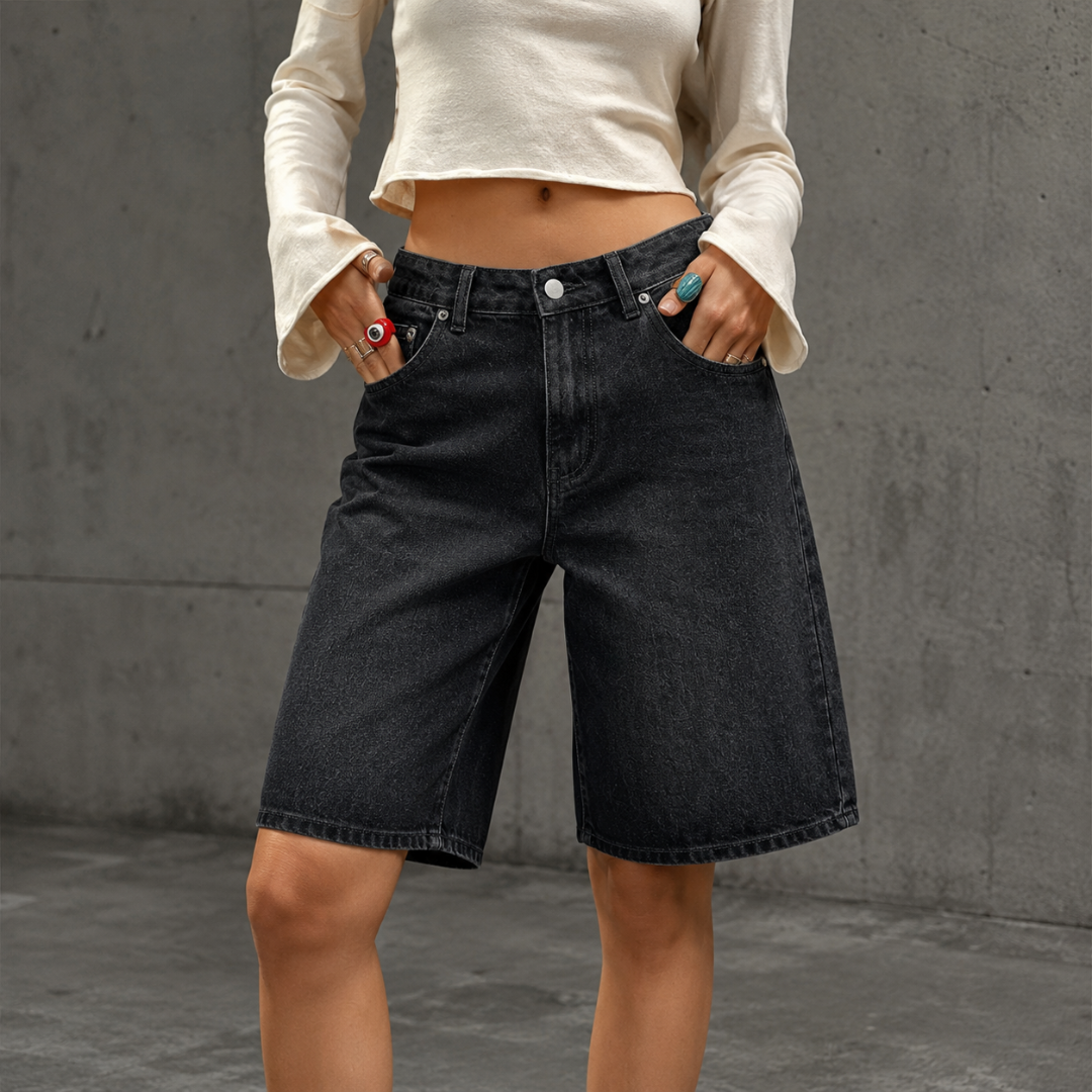 Short femme bermuda noir taille haute porté avec un haut clair