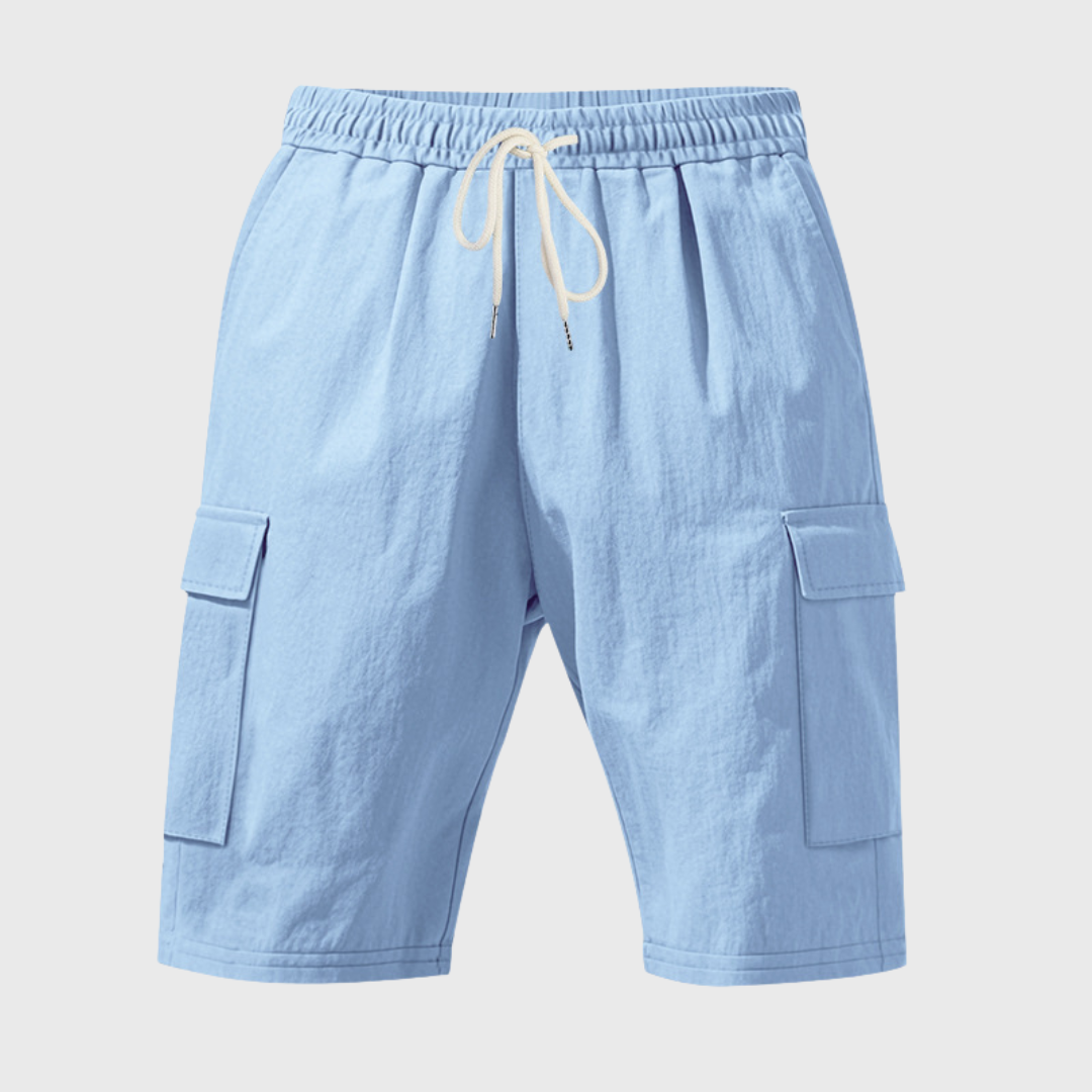 Short cargo homme bleu clair porté à la plage, coupe droite décontractée