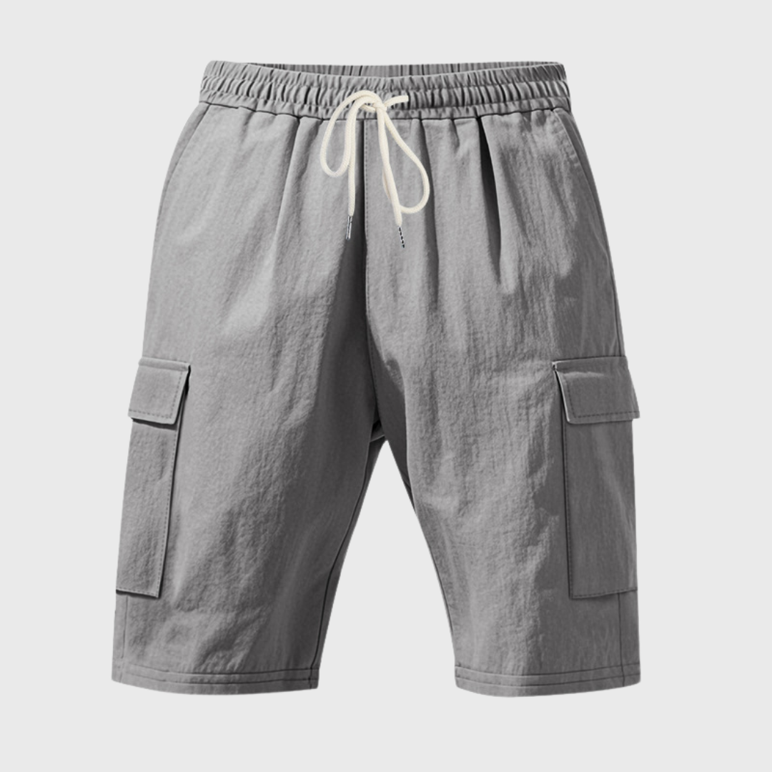 Short cargo homme gris porté en extérieur, style casual été