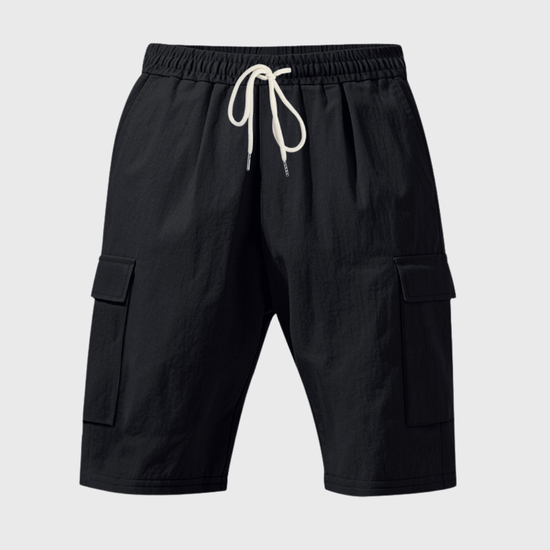 Short cargo homme noir vue de face, coupe droite décontractée