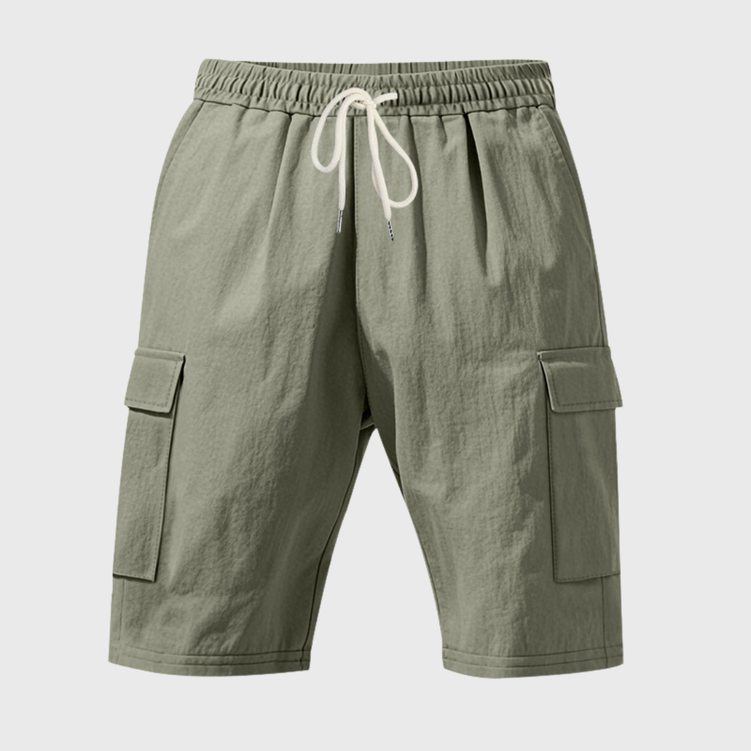 Short cargo homme vert vue de face, coupe décontractée longueur genou
