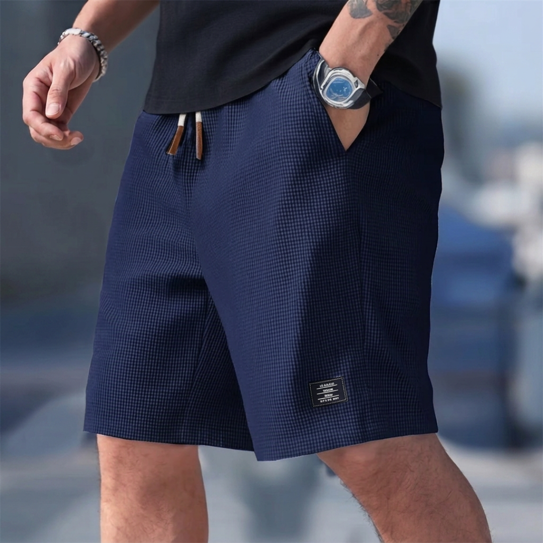 Short homme casual bleu marine porté avec cordon et poche latérale
