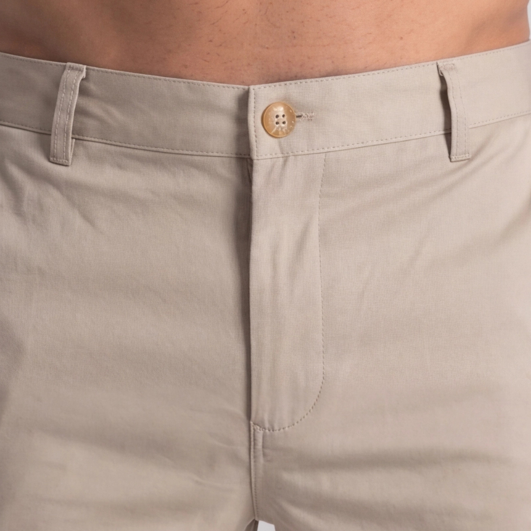 Short chino khaki homme, détail du bouton doré et de la fermeture
